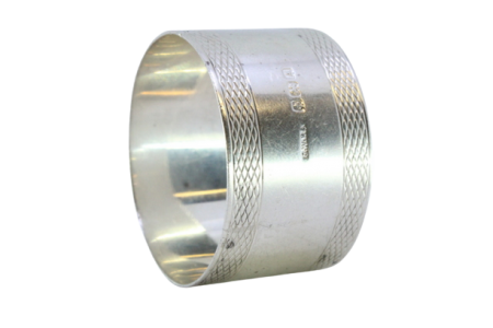  Argola de guardanapo em prata com frisos guilhochados na envolvência.